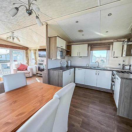 Beautiful Caravan With Decking Wifi At St Osyth Beach Holiday Park Ref 28077Dw แคลกตัน-ออน-ซี ภายนอก รูปภาพ