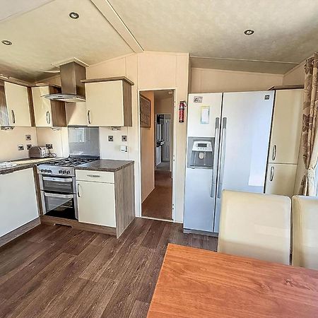 Beautiful Caravan With Decking Wifi At St Osyth Beach Holiday Park Ref 28077Dw แคลกตัน-ออน-ซี ภายนอก รูปภาพ