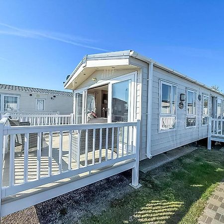 Beautiful Caravan With Decking Wifi At St Osyth Beach Holiday Park Ref 28077Dw แคลกตัน-ออน-ซี ภายนอก รูปภาพ