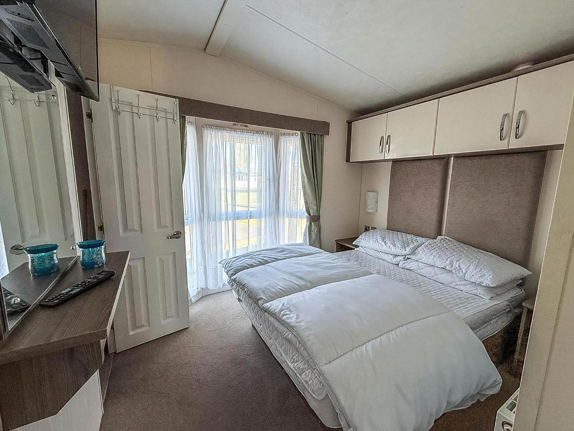 Beautiful Caravan With Decking Wifi At St Osyth Beach Holiday Park Ref 28077Dw แคลกตัน-ออน-ซี ภายนอก รูปภาพ
