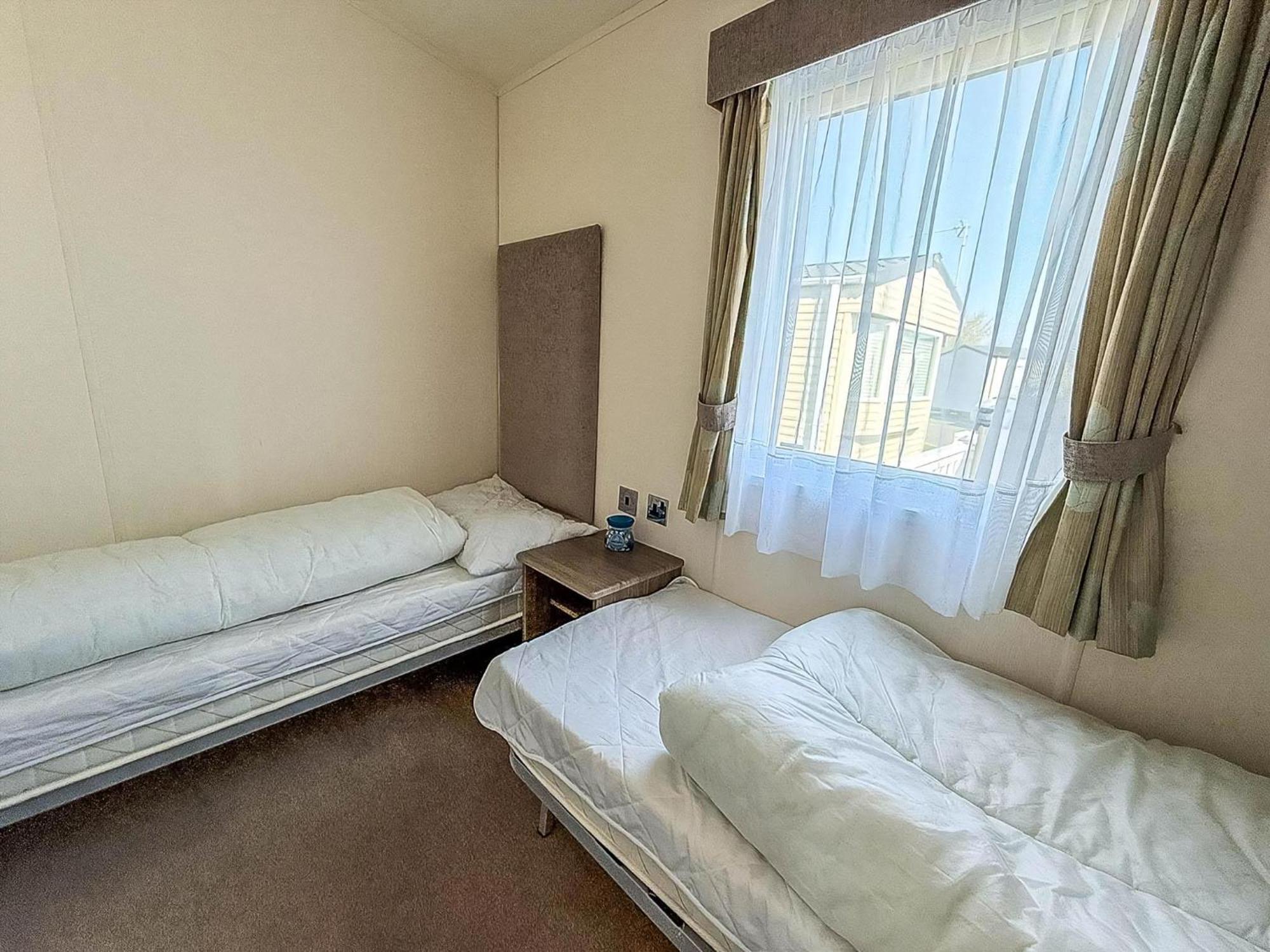 Beautiful Caravan With Decking Wifi At St Osyth Beach Holiday Park Ref 28077Dw แคลกตัน-ออน-ซี ภายนอก รูปภาพ