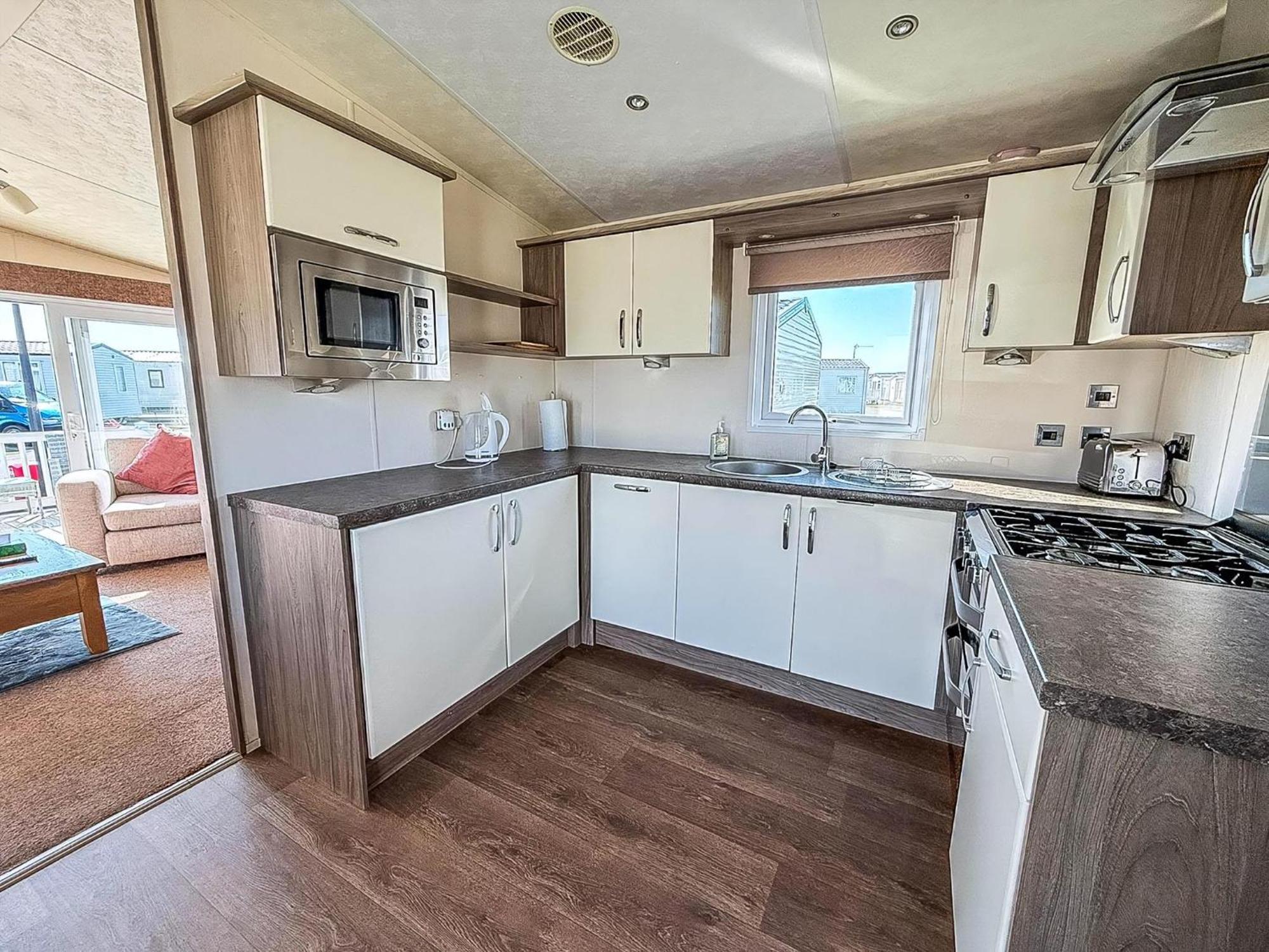 Beautiful Caravan With Decking Wifi At St Osyth Beach Holiday Park Ref 28077Dw แคลกตัน-ออน-ซี ภายนอก รูปภาพ