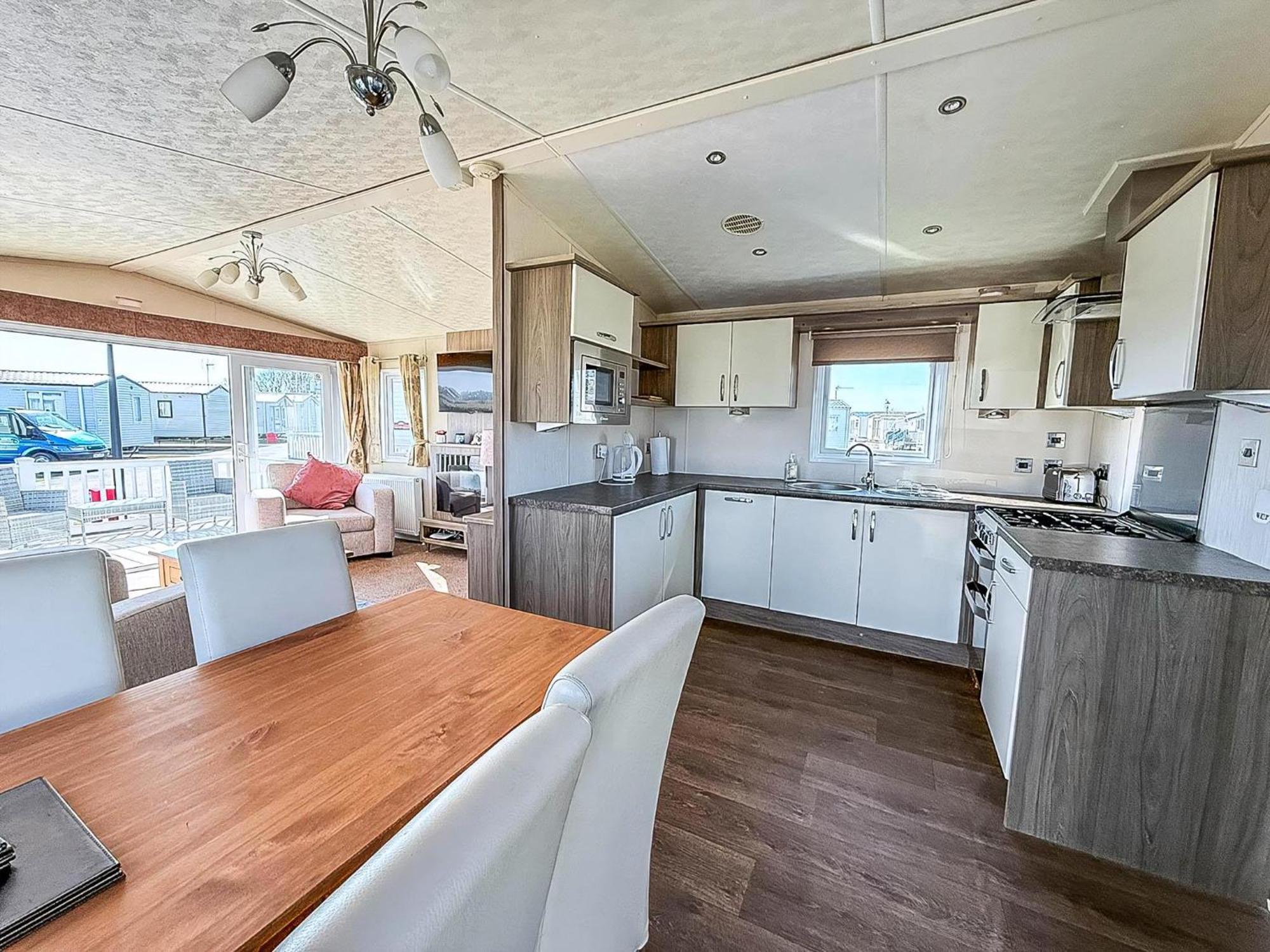 Beautiful Caravan With Decking Wifi At St Osyth Beach Holiday Park Ref 28077Dw แคลกตัน-ออน-ซี ภายนอก รูปภาพ