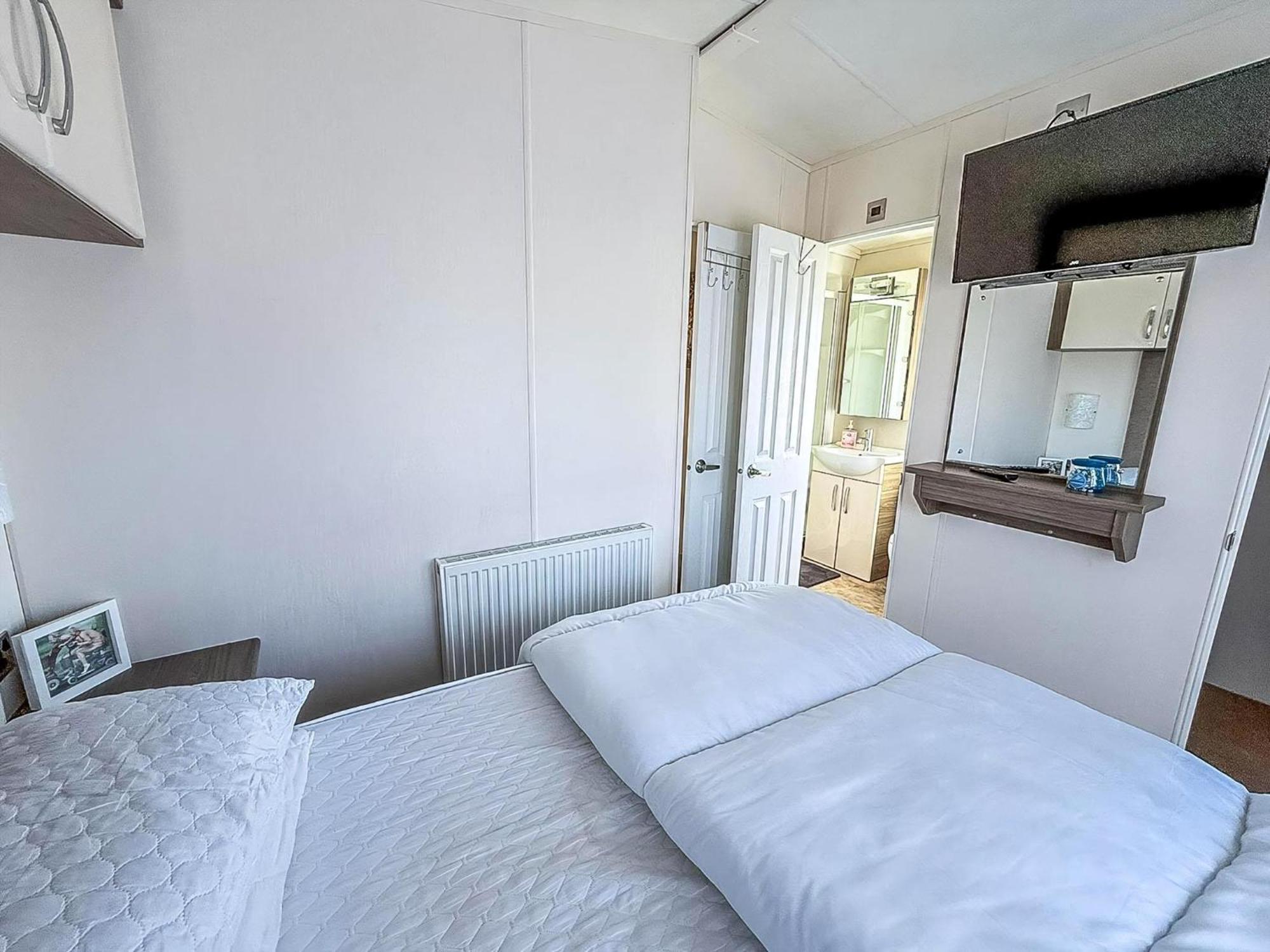 Beautiful Caravan With Decking Wifi At St Osyth Beach Holiday Park Ref 28077Dw แคลกตัน-ออน-ซี ภายนอก รูปภาพ