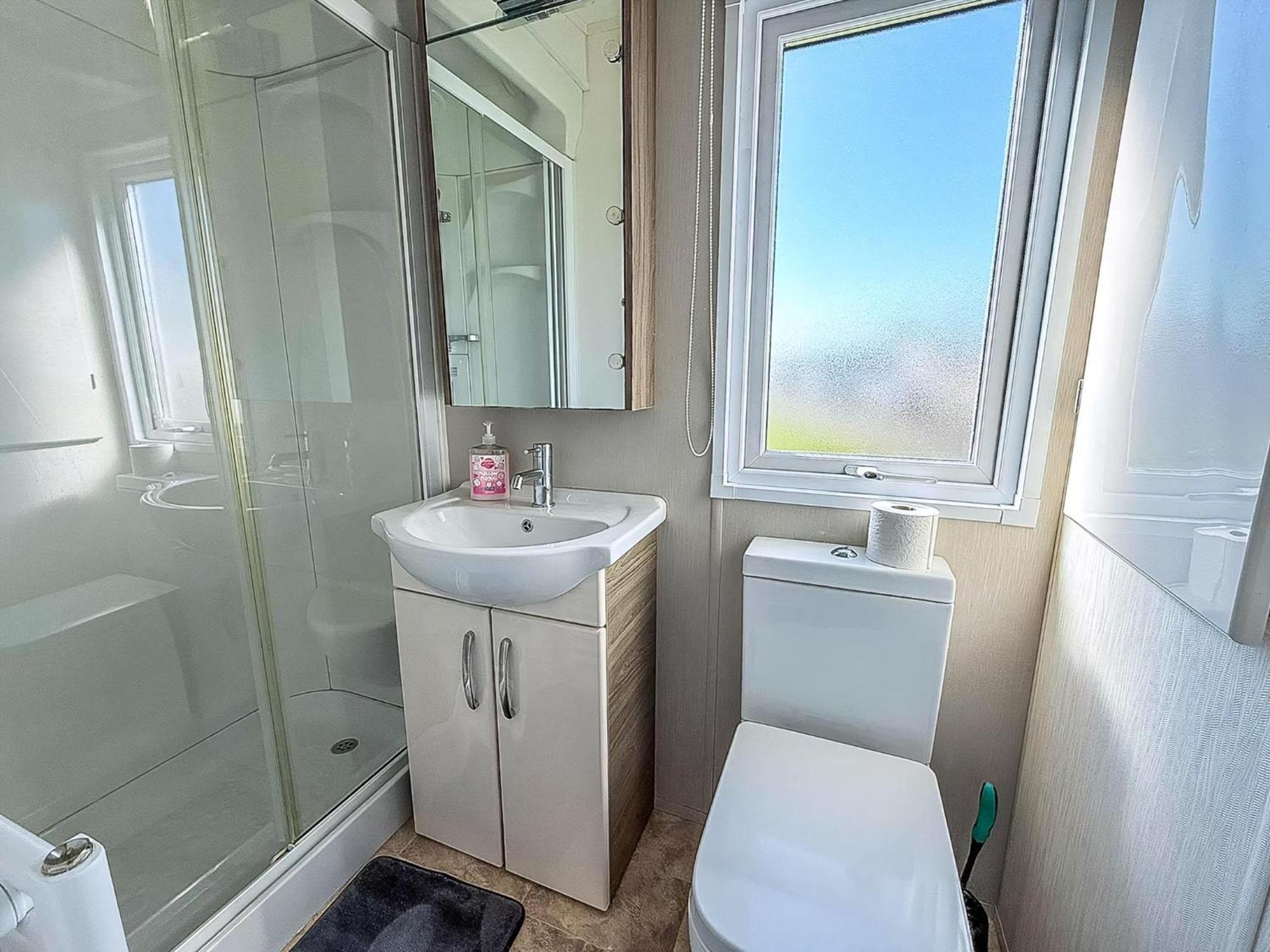 Beautiful Caravan With Decking Wifi At St Osyth Beach Holiday Park Ref 28077Dw แคลกตัน-ออน-ซี ภายนอก รูปภาพ
