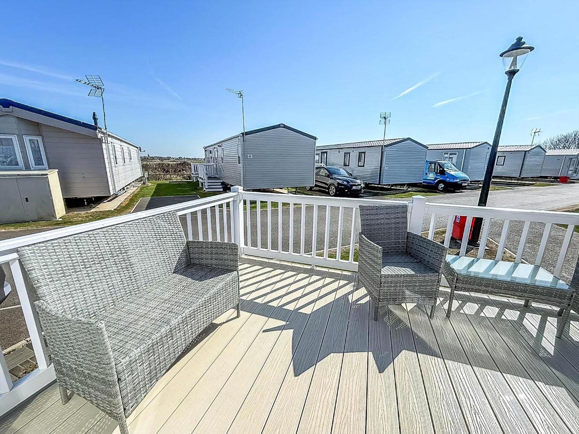 Beautiful Caravan With Decking Wifi At St Osyth Beach Holiday Park Ref 28077Dw แคลกตัน-ออน-ซี ภายนอก รูปภาพ