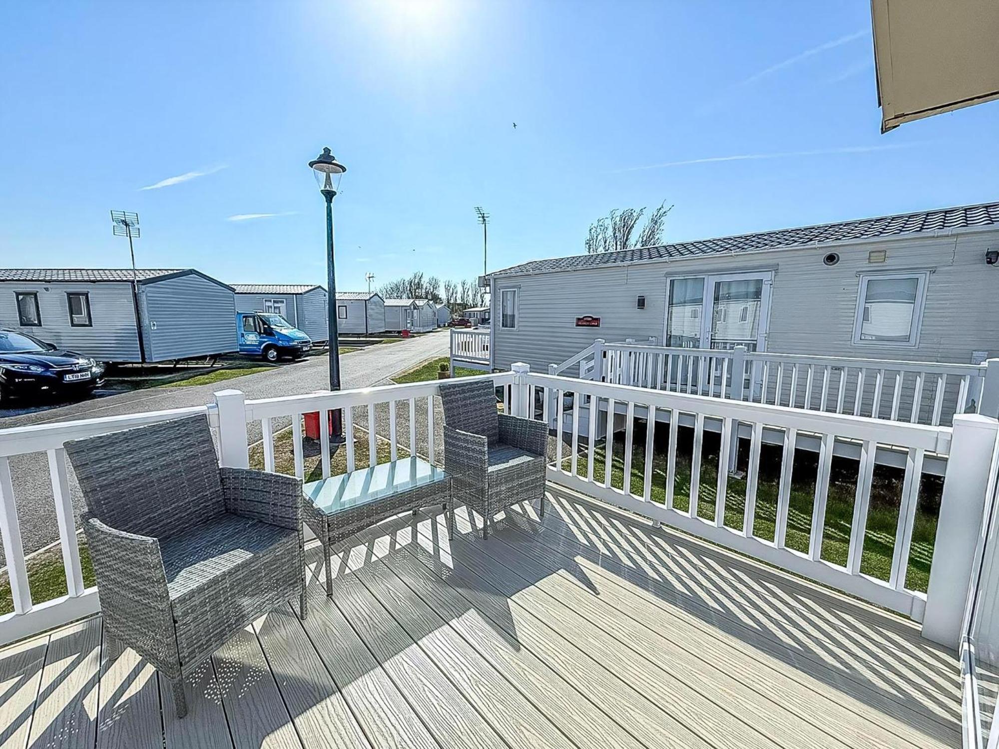 Beautiful Caravan With Decking Wifi At St Osyth Beach Holiday Park Ref 28077Dw แคลกตัน-ออน-ซี ภายนอก รูปภาพ