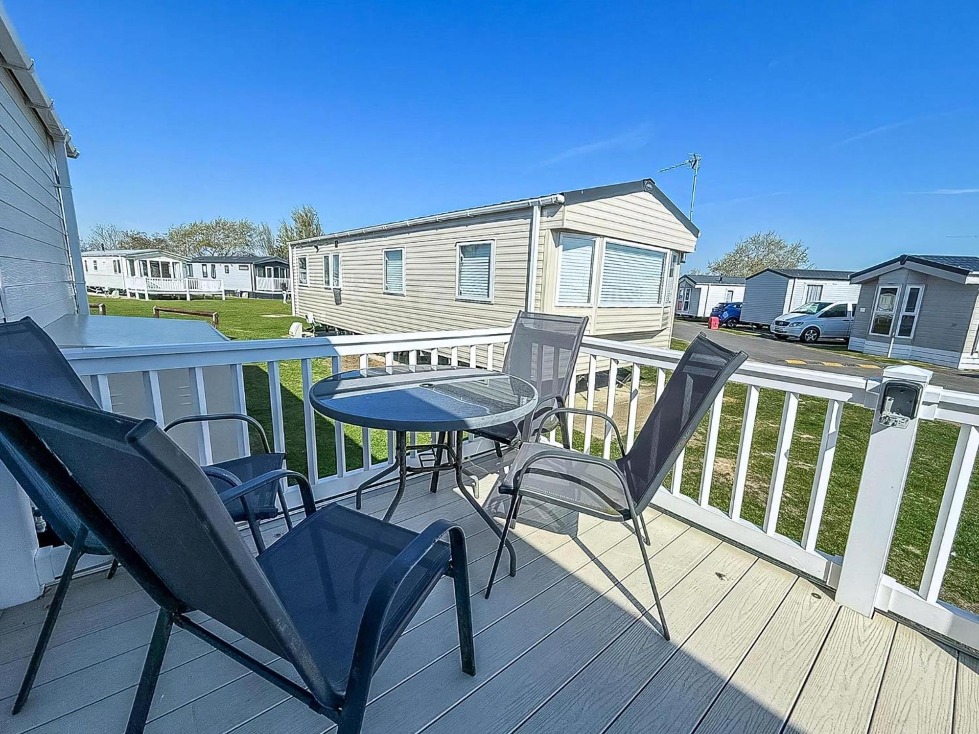 Beautiful Caravan With Decking Wifi At St Osyth Beach Holiday Park Ref 28077Dw แคลกตัน-ออน-ซี ภายนอก รูปภาพ