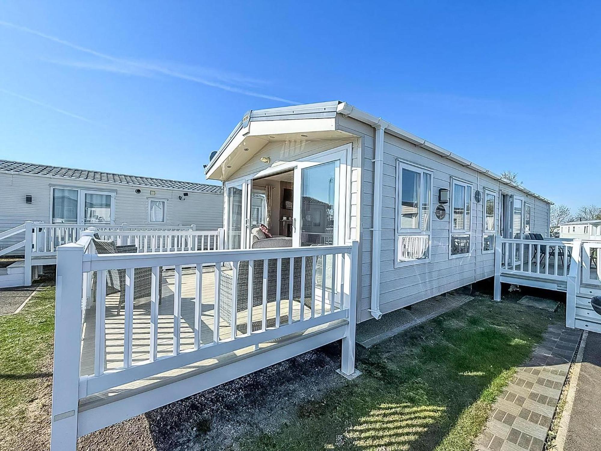 Beautiful Caravan With Decking Wifi At St Osyth Beach Holiday Park Ref 28077Dw แคลกตัน-ออน-ซี ภายนอก รูปภาพ